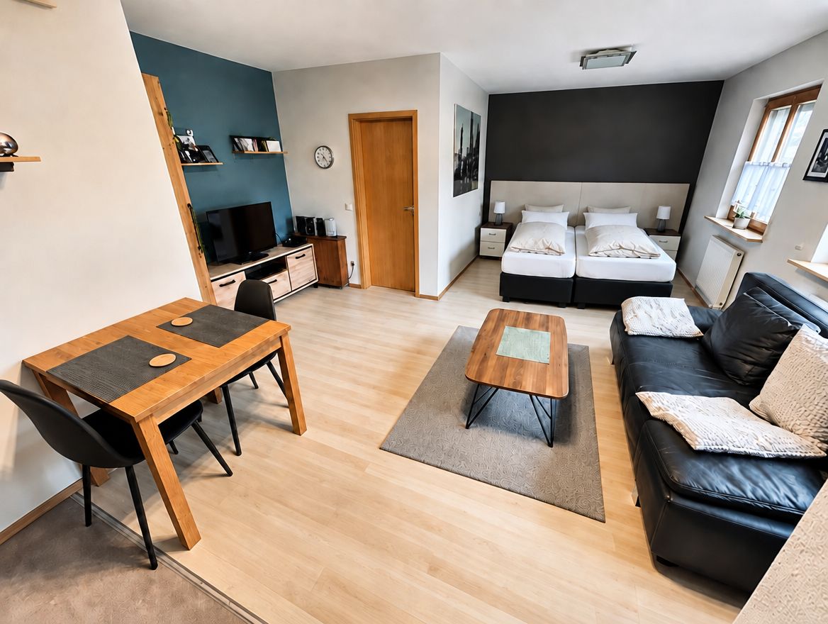 Ferienwohnung in Würzburg: Wohnraum mit Esstisch und Sofa